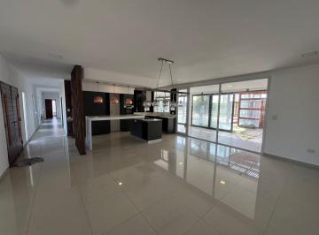 Casa · 400m² · 8 Ambientes · 1 Cochera · Casa - Cipolletti