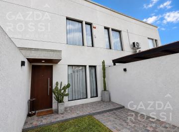 Casa · 127m² · 4 Ambientes · 1 Cochera · Casa - Burzaco