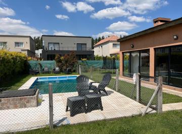 Casa · 250m² · 4 Ambientes · 4 Cocheras · Casa en Alquiler Temporal en Barrio Bella Vista Chico, Bella Vista