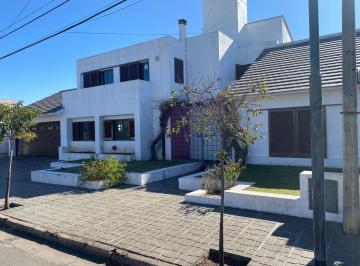 Casa · 360m² · 5 Ambientes · 2 Cocheras · Casa en Venta Urca 3 Dorm. + Hab Servicio en Pb + Escritorio + Quincho + Pileta