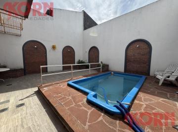 Casa · 309m² · 4 Ambientes · 3 Cocheras · Venta Casa Lote Propio 4 Ambientes con Dependencia Garaje Patio con Parrilla y Piscina, Monte Castro