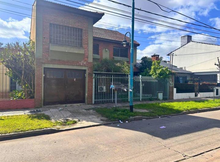 Casa · 140m² · 5 Ambientes · 2 Cocheras