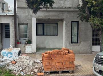 Casa · 110m² · 3 Ambientes · 2 Cocheras · Casa 2 Dorm. y Piscina Villa Belgrano