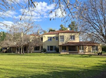 Casa · 416m² · 9 Ambientes · 4 Cocheras · Importante Casa en Venta Sobre Lote de 2.500 m² en Chacras del Ocho, Al Lado de Pilará