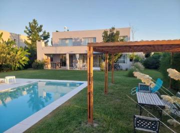 Casa · 250m² · 4 Ambientes · 4 Cocheras · Casa Amoblada en Alquiler Temporal Barrio San Matias Escobar