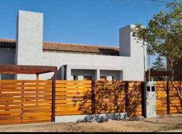 Casa · 97m² · 3 Ambientes · 1 Cochera · ¡Excte Oportunidad en Saldán! Moderno Dúplex Muy Bien Ubicado. 2 Dorm, Patio. Cochera Pergolada.