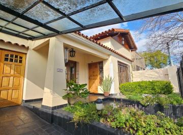 Casa de 6 ambientes, Esteban Echeverría · Casa Tipo Chalet Familiar con Jardín a La Venta en Luis Guillón
