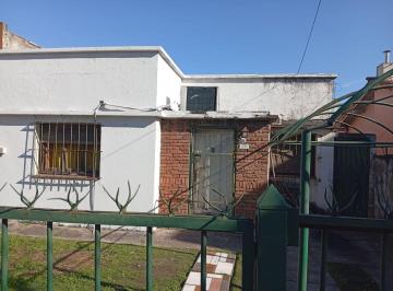 Casa · 90m² · 3 Ambientes · 1 Cochera · Excelente Lote y Casa a Reciclar en Moreno Centro