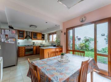 Casa · 270m² · 6 Ambientes · 1 Cochera · Casa Nueva 6 Ambientes Jardín Parrilla Cochera