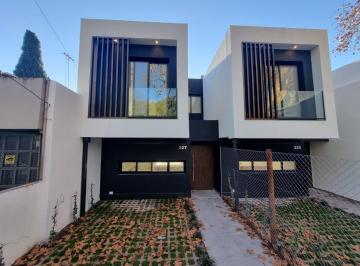Casa · 122m² · 4 Ambientes · 1 Cochera · Casa de 3 Ambientes con Cochera en Venta en Punta Chica, San Fernando