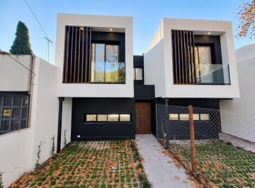 Casa · 122m² · 4 Ambientes · 1 Cochera · Casa de 3 Ambientes con Cochera en Venta en Punta Chica, San Fernando