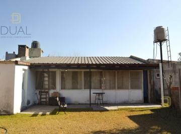 Casa · 110m² · 2 Ambientes · 1 Cochera · Venta Casa un Dormitorio con Amplio Patio y Quincho en Roldán
