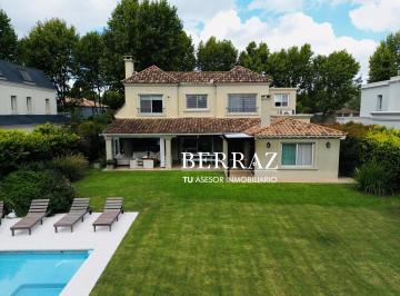 Casa · 261m² · 8 Ambientes · 2 Cocheras · Casa en Venta en Ayres del Pilar Sobre un Lote de 1.026 m²