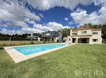 Casa · 215m² · 6 Ambientes · 2 Cocheras · Venta de Casa 6 Ambientes con Piscina y Cochera en Miralagos - La Plata