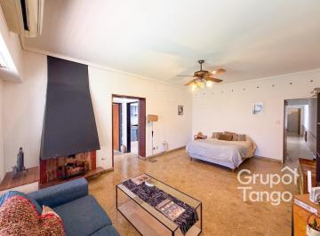 Casa · 200m² · 7 Ambientes · 1 Cochera · Venta Casa Siete Ambientes Velez Sarsfield Cochera Terraza Patio Quincho