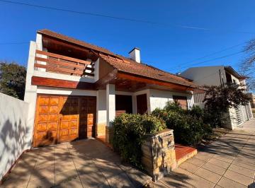 Casa · 180m² · 4 Ambientes · 4 Cocheras · Venta - Casa con Patio - Merlo Centro