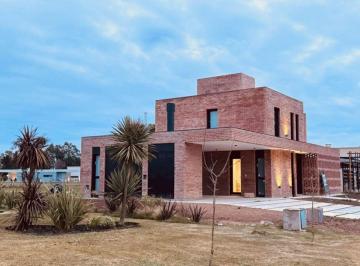 Casa de 6 ambientes, Ezeiza · Casa en B° Fincas del Alba