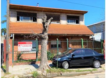 Casa · 200m² · 5 Ambientes · 3 Cocheras · Casa Multifamiliar, Pb 3 Ambientes C/ Jardin - P. a Depto 3 a