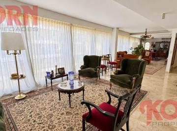 Departamento · 213m² · 5 Ambientes · 1 Cochera · Venta Piso Alto de 5 Ambientes con Balcon, Dependencia, Baulera y Cochera en Recoleta