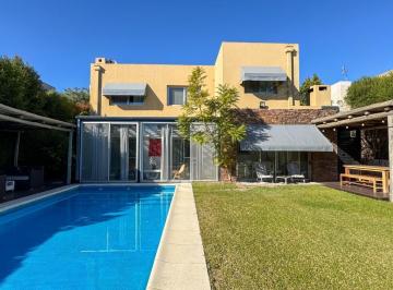 Casa · 188m² · 4 Ambientes · 2 Cocheras · Casa en Los Alisos