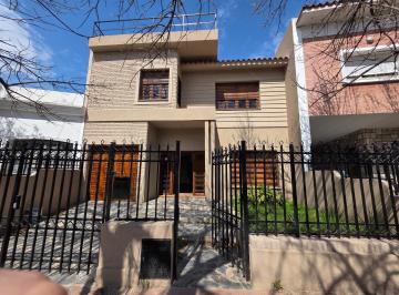 Oficina comercial · 250m² · 5 Dormitorios · 2 Cocheras · Alquiler Casa Para Oficinas – 5 Privados Bº Quintas Santa Ana