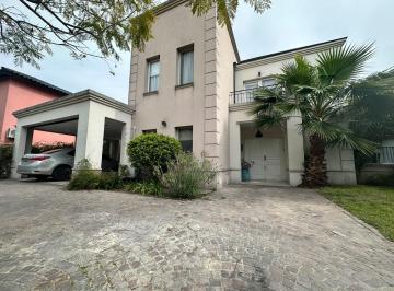 Casa · 241m² · 5 Ambientes · 4 Cocheras · Venta de Hermosa y Funcional Casa en Septiembre, Escobar