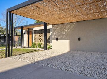 Casa · 130m² · 4 Ambientes · 2 Cocheras · Casa en Barrio "Velisa"