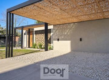 Casa · 130m² · 4 Ambientes · 2 Cocheras · Casa en Barrio "Velisa"