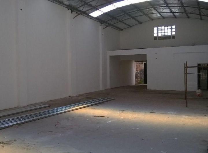Bodega-Galpón · 990m² · 3 Ambientes · 4 Cocheras
