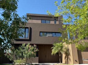 Casa · 1000m² · 7 Ambientes · 2 Cocheras · Casa en Venta en El Yacht de Nordelta