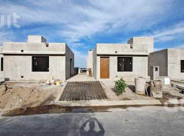 Casa · 75m² · 4 Ambientes · 1 Cochera · Duplex de 2 Dorm. en Docta! Espacios Muy Amplios!