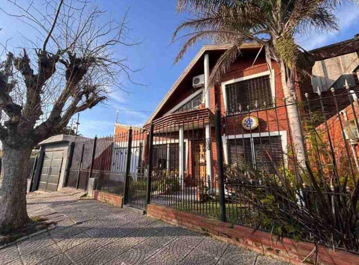 Casa · 151m² · 5 Ambientes · 2 Cocheras