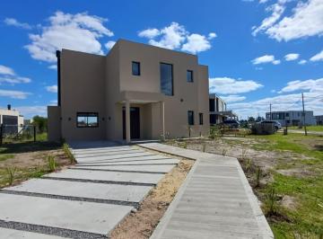 Casa · 165m² · 4 Ambientes · 3 Cocheras · Casa a La Laguna Sobre Lote 1.000 m² (Aqluiler)
