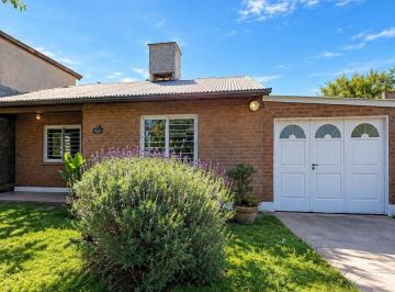 Casa de 5 ambientes, Mendiolaza · Casa en Alquiler C/ Cochera en Mendiolaza