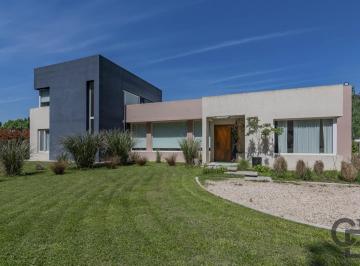 Casa · 267m² · 7 Ambientes · 3 Cocheras · Casa en Venta en Campos de Roca I, Brandsen