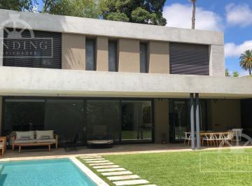 Casa · 564m² · 3 Ambientes · 1 Cochera · Casa Moderna en Libertador Al Rio. San Isidro.
