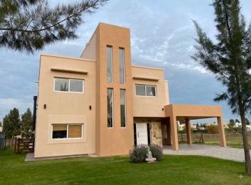 Casa de 6 ambientes, San Vicente · Imponente Casa en Dos Plantas Sobre Lote con Salida a La Laguna con Muelle Propio.