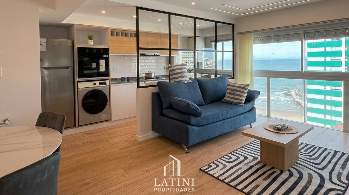 Departamento de 3 ambientes a la calle, totalmente reciclado, amoblado y decorado, con balcón y vista al mar