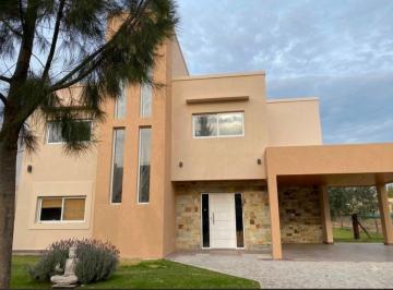 Casa de 6 ambientes, San Vicente · Imponente Casa en Dos Plantas Sobre Lote con Salida a La Laguna con Muelle Propio.