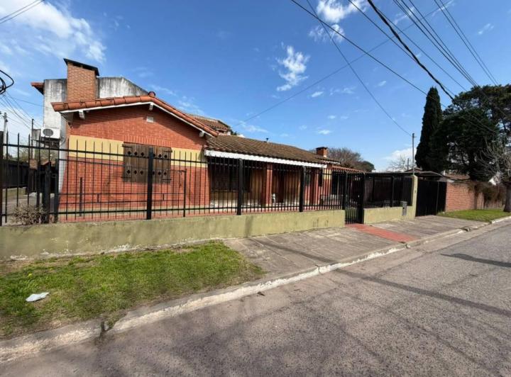 Casa · 190m² · 7 Ambientes · 3 Cocheras