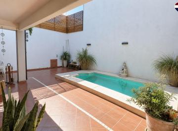 Casa · 172m² · 4 Ambientes · 2 Cocheras · Espectacular Casa 4 Amb Saenz Pena Pileta Venta