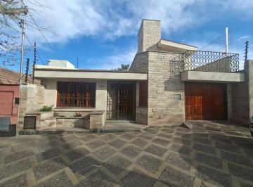 Casa · 180m² · 6 Ambientes · 2 Cocheras · Casa en Godoy Cruz