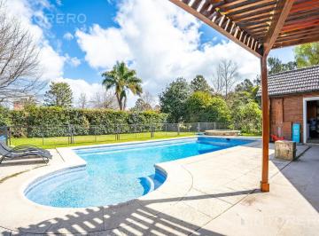 Casa · 290m² · 6 Ambientes · 2 Cocheras · Casa en Venta en Barrio El Ombú, con Parque Pileta, Vista Al Lago y Al Golf en Ezeiza.