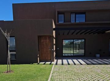 Casa · 105m² · 3 Ambientes · 2 Cocheras · Venta Casa 2 Dorm. con Jardín y Pileta Condominios Don Mateo Funes