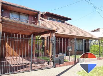 Casa · 232m² · 6 Ambientes · Casa Chalet 6 Amb Garage 3 Vehiculos Pileta Quinch