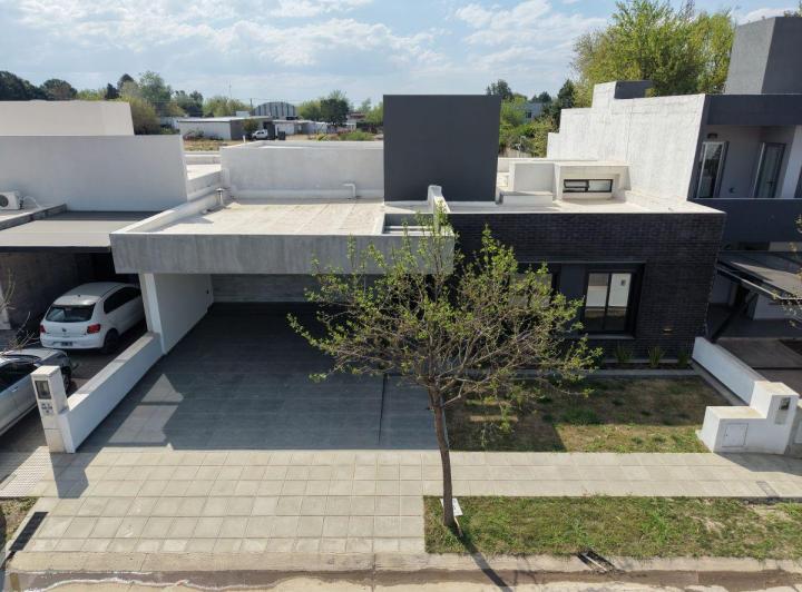 Casa · 230m² · 4 Ambientes · 2 Cocheras