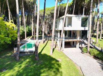 Casa · 287m² · 4 Ambientes · 1 Cochera · 1001 - Urraca