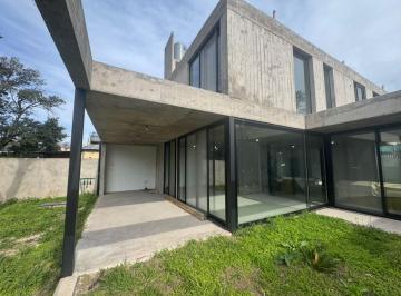 Casa · 200m² · 5 Ambientes · 1 Cochera · Casa en Venta, Barrio Cerrado en Bella Vista