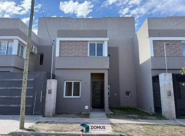 Casa · 69m² · 2 Dormitorios · 1 Cochera · Venta Duplex Barrio Estacion Alvarado