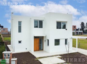 Casa · 172m² · 5 Ambientes · 2 Cocheras · Muy Linda Casa en Alquiler en El Barrio Santa Ana, Villanueva.